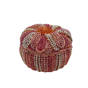 Detailansicht der luxuriösen Blumenkorb-Clutch mit lebendigen Kristall-Strasssteinen