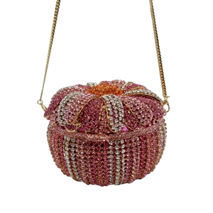 Detaillierte Makroansicht der hohlen Abendclutch mit rosa und weißen Strasssteinen