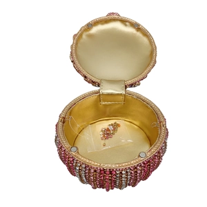 Runde Abendtasche mit rosa-silbernen Strasssteinen und goldenem Satin-Innenfutter