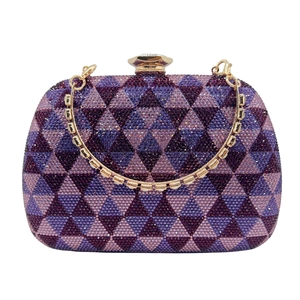 Detail einer luxuriösen lila Strass-Abendtasche mit geometrischem Muster und Goldverschluss