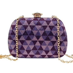 Lila Abendtasche mit geometrischem Strassmuster, Kristallverschluss und Goldkette