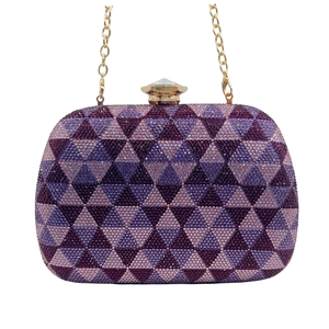 Detailansicht der lila Strass-Abendtasche mit geometrischem Dreiecksmuster und Kette