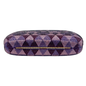 Makroaufnahme der luxuriösen Abend-Clutch mit lila Strasssteinen und Goldschließe