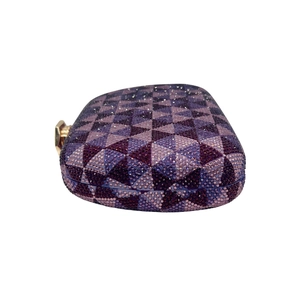 Nahaufnahme der Luxus-Clutch mit lila Strasssteinen und geometrischem Kristallmuster