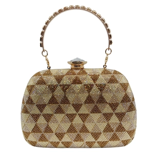 Detailansicht der doppelseitigen Strass-Clutch mit geometrischem Kristallmuster und Ringgriff