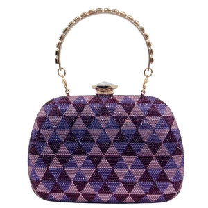Detail der lila Strass-Clutch mit geometrischen Mustern und Kristallverschluss