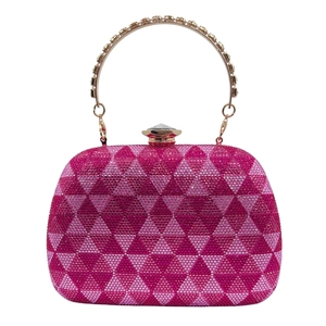 Detailansicht der luxuriösen rosa Strass-Clutch mit geometrischem Muster und Juwelenverschluss