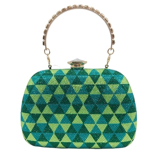Detailansicht der Luxus-Clutch mit grünen geometrischen Strasssteinen und Goldgriff