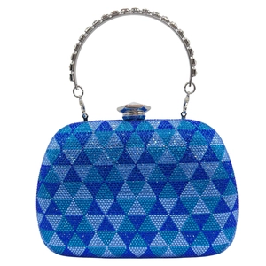 Detail einer Luxus-Clutch mit blauen Strass-Geometrie-Mustern und silbernem Ringgriff