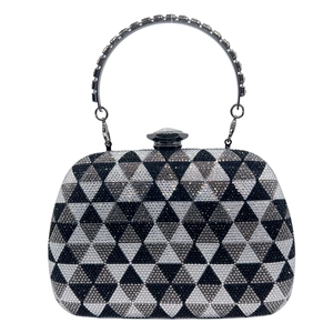 Detail der luxuriösen Abendtasche mit Strasssteinen und geometrischem Dreieckmuster