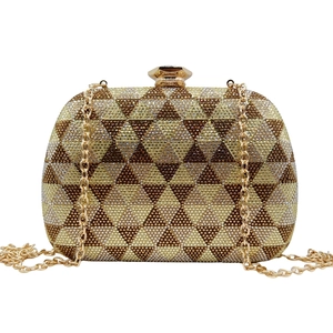 Detailansicht der geometrischen Strasssteine und des Goldverschlusses der Abendtasche
