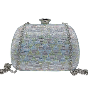 Detail der Luxus-Strass-Clutch mit irisierenden Kristallen und Silberkette
