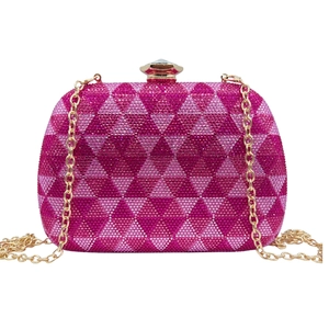 Details der rosaroten Strass-Clutch mit geometrischen Mustern und goldenem Verschluss