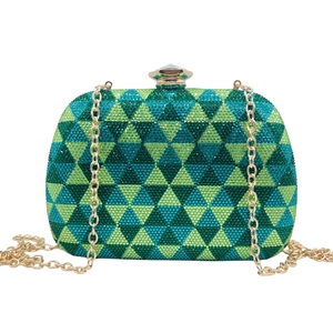 Detail der grünen geometrischen Abendtasche mit Strasssteinen und goldenem Verschluss