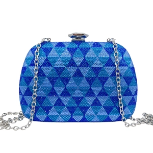 Details einer Luxus-Clutch mit blauen Strasssteinen in geometrischem Rautenmuster