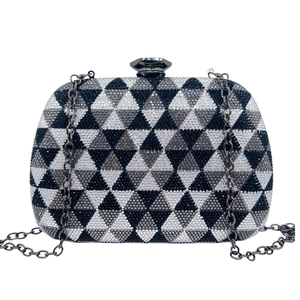 Detail der geometrischen Strass-Abendtasche mit schwarz-silbernem Dreiecksmuster