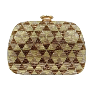 Nahaufnahme der geometrischen Strassmuster und des Goldverschlusses einer Abend-Clutch