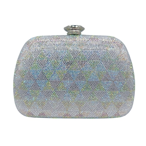 Nahaufnahme der Strasssteine und des geometrischen Metallverschlusses der Abendtasche
