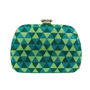 Detail der grünen und blauen Strass-Geometriemuster auf einer Abendtasche aus Metall
