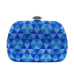 Makroaufnahme des blauen geometrischen Strassmusters und des Edelsteinverschlusses an der Clutch