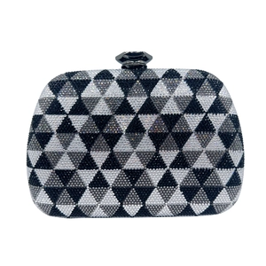 Detailaufnahme der geometrischen Strass-Muster und des Kristallverschlusses der Clutch