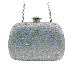 Luxuriöse Abendtasche mit bunten Strasssteinen und silberner Kette für elegante Anlässe