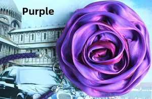 Détail d'une grande rose en satin violet avec cordon tressé et embouts en métal