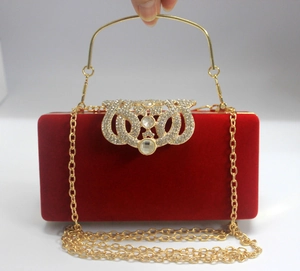 Pochette de soirée en velours rouge avec décoration couronne en strass brillant