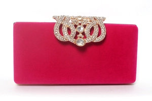 Vue détaillée de la pochette en velours fuchsia avec fermoir luxueux orné de cristaux