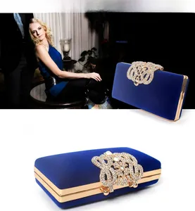 Détail de la pochette de soirée en velours bleu marine avec cadre doré et strass