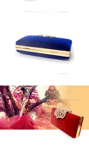 Détails macro de pochettes en velours de luxe avec cadres dorés et fermoirs strass
