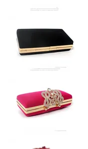 Détail de la pochette de soirée en velours rose avec ornement floral luxueux en strass