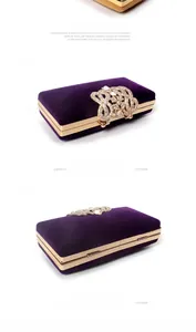 Détails d'une pochette de soirée en velours violet avec fermoir floral en strass brillant