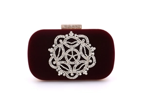 Détail du motif géométrique en strass sur le sac de soirée en velours bordeaux