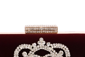 Pochette de soirée en velours bordeaux avec motifs complexes en cristaux de strass