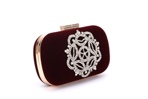 Détail de la pochette de soirée en velours bordeaux avec motif de strass argentés vintage