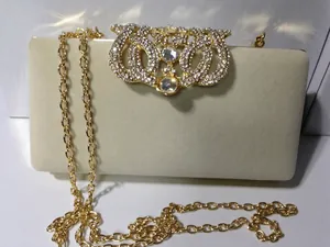 Détail du fermoir doré avec strass sur pochette de soirée en velours avec chaîne