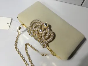 Détail de la pochette de soirée en velours beige avec fermoir couronne en strass