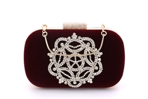Détail de la pochette de soirée en velours bordeaux avec motif floral en strass