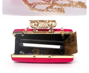 Détails de l'intérieur de la pochette en velours fuchsia avec sa chaîne en O dorée