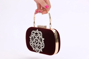 Détail de la pochette de soirée en velours bordeaux avec strass et poignée métallique