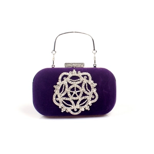 Détails de la pochette de soirée en velours violet avec décor floral en strass argent