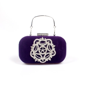 Détail de la pochette de soirée en velours violet avec décor strass géométrique