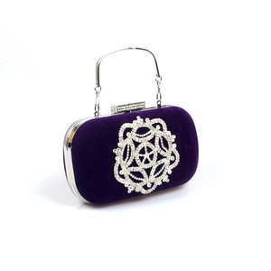 Détail d'une pochette de soirée en velours violet avec motifs floraux strassés