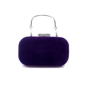 Détail de la pochette de soirée en velours violet avec fermoir strass et poignée argentée