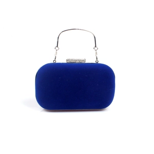 Détail de pochette de soirée en velours bleu royal avec poignée argentée et strass