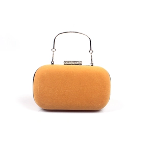 Vue détaillée de la pochette de soirée en velours orange avec poignée argentée