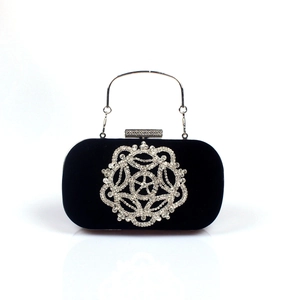 Pochette de soirée chic en velours noir ornée de cristaux de diamants scintillants