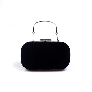 Détail de la pochette de soirée en velours noir avec poignée en métal et fermoir en cristal