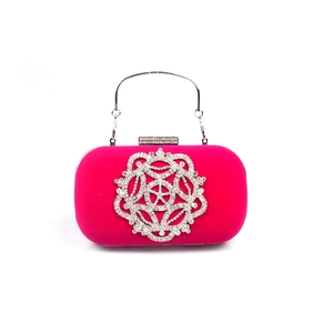 Vue détaillée de la pochette de soirée en velours magenta avec motif de strass circulaires